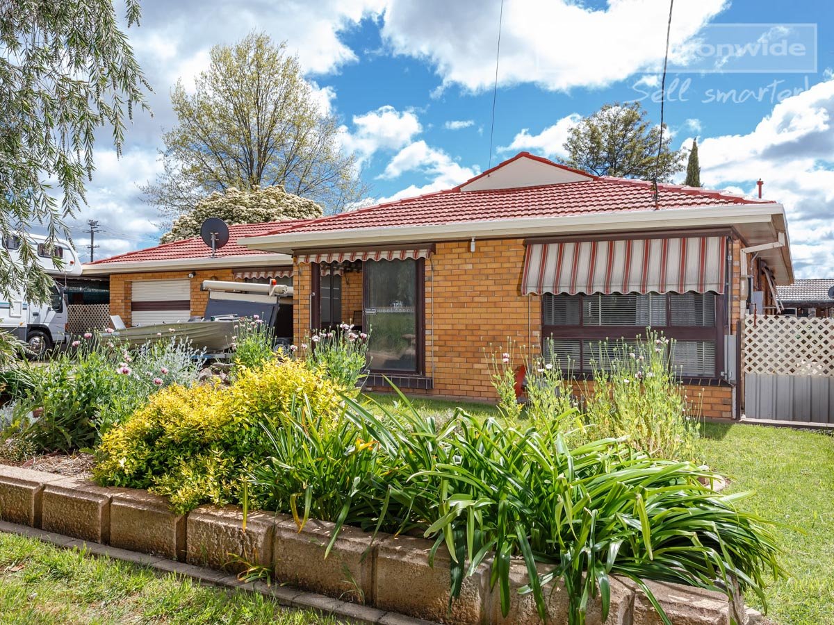 15 Jacaranda Drive LAKE ALBERT 1