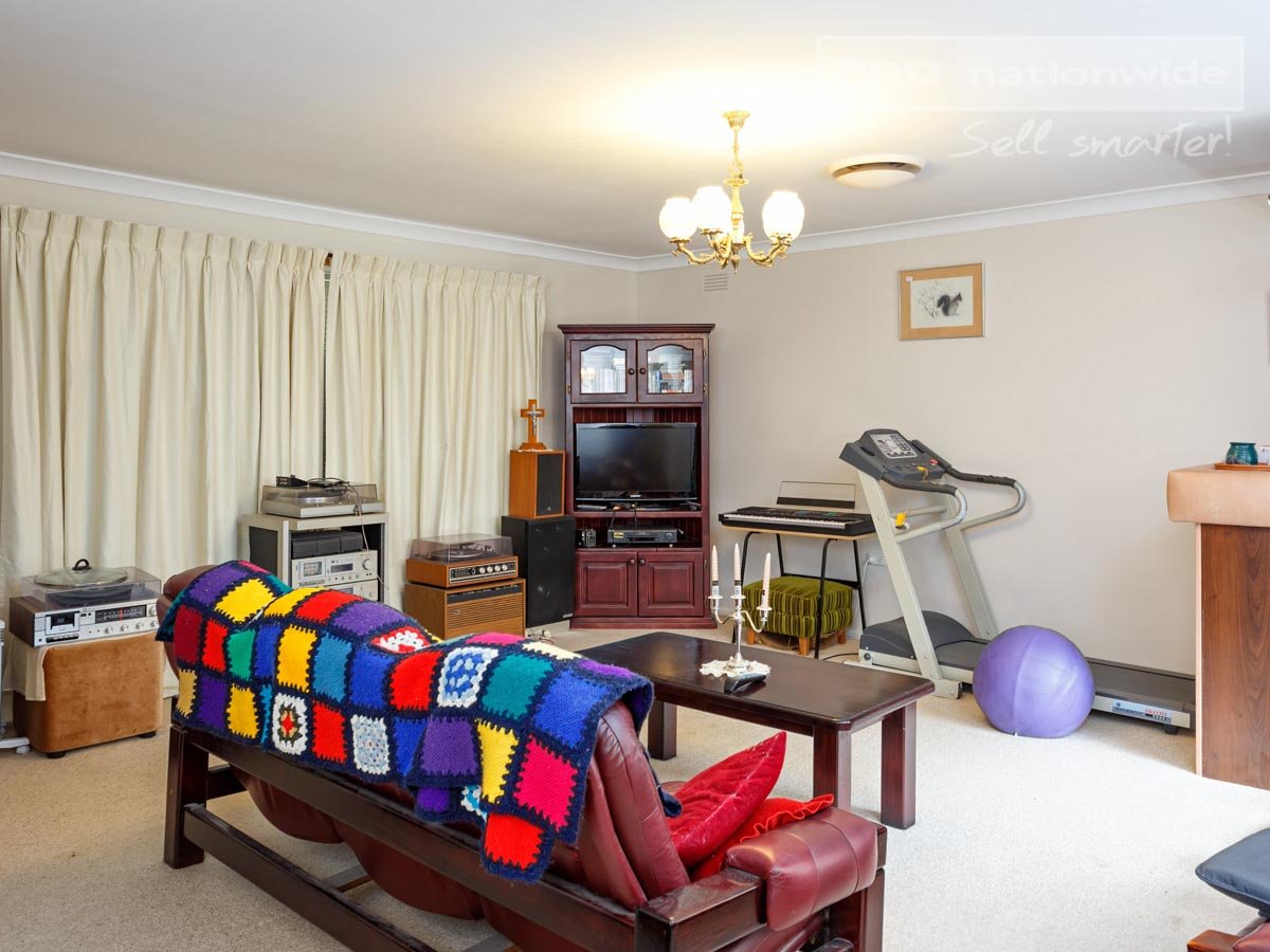 15 Jacaranda Drive LAKE ALBERT 3