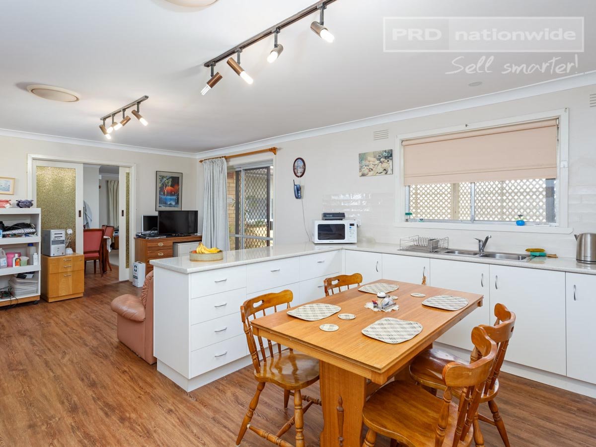 15 Jacaranda Drive LAKE ALBERT 4