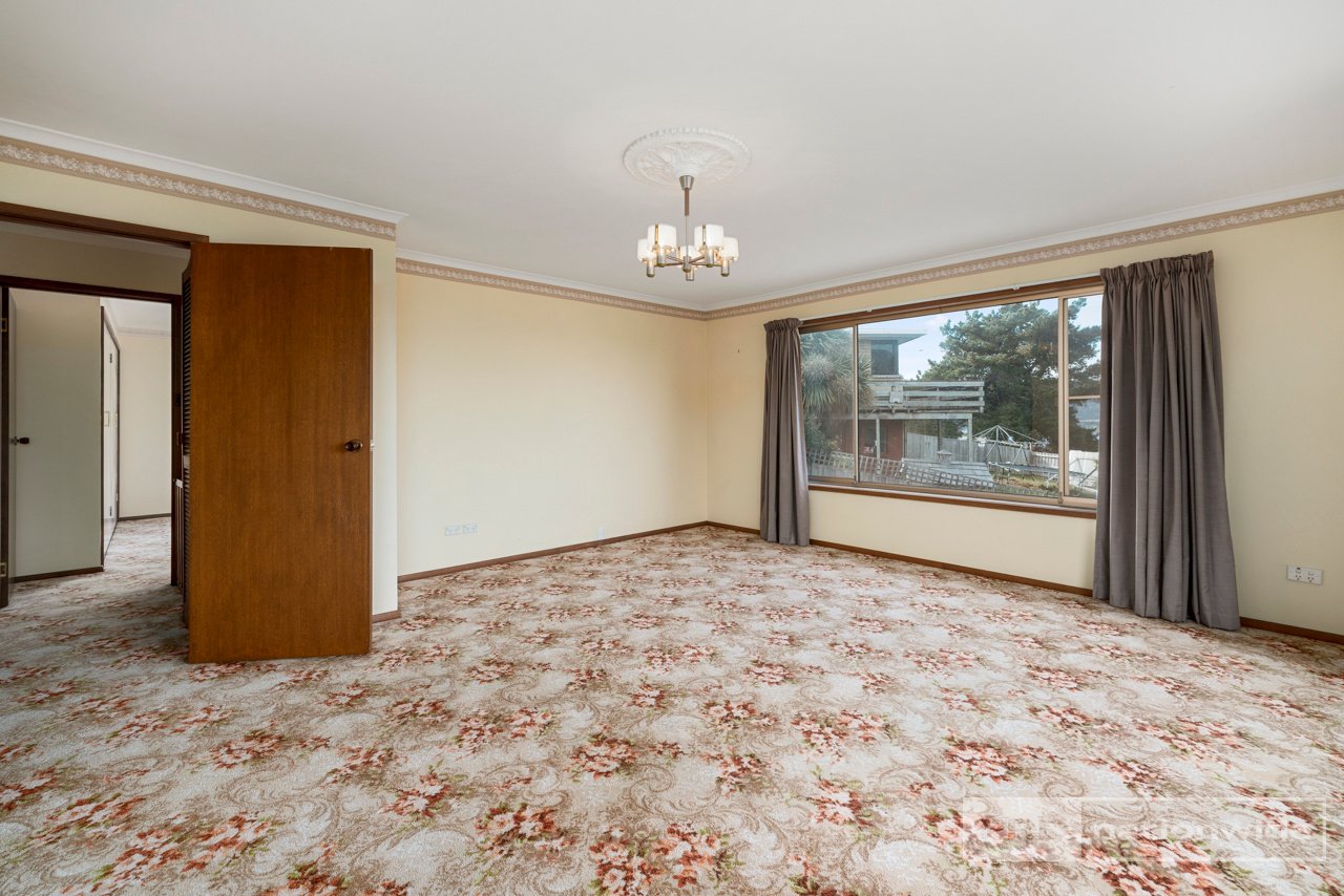 15 Kinarra Crescent CHIGWELL 11