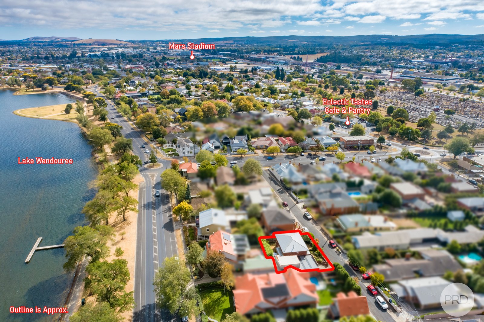 15 Lake Street LAKE WENDOUREE 2