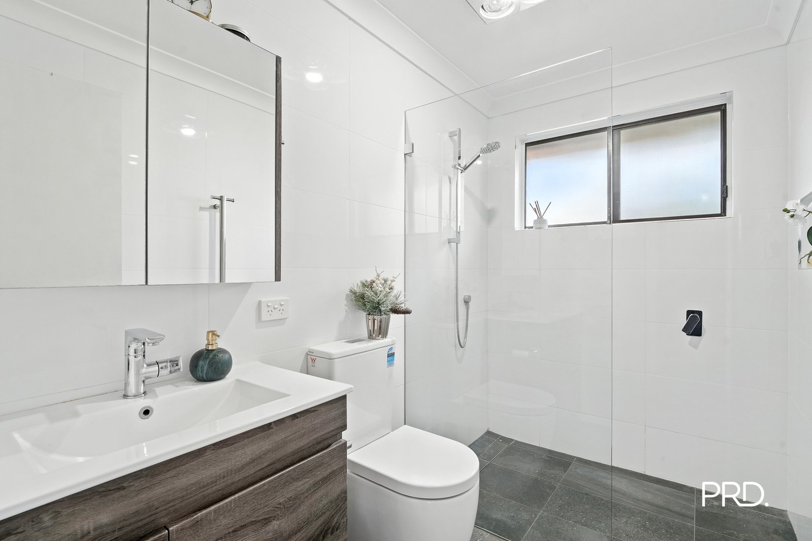 15 Mackellar Cir  Springwood 2