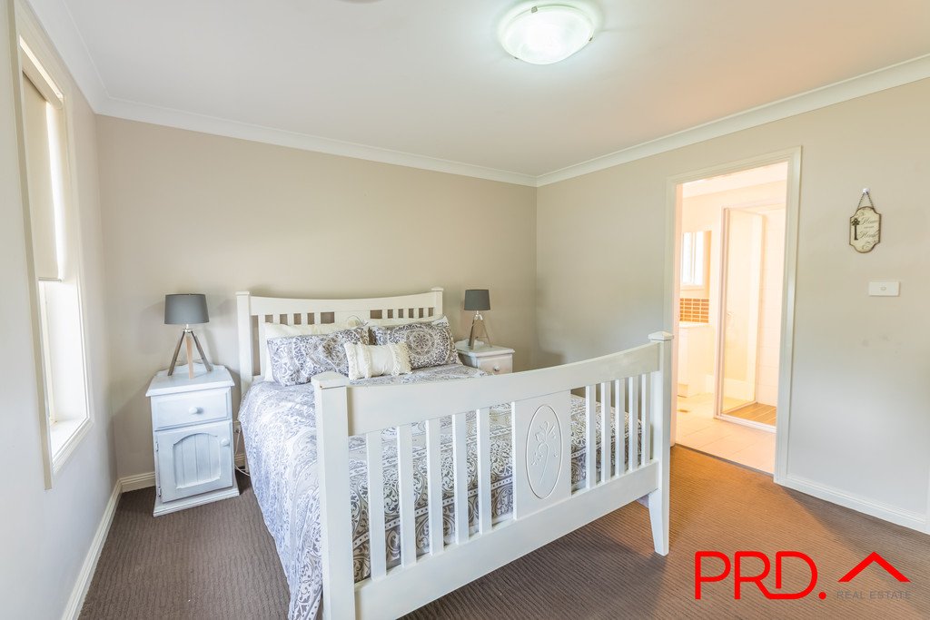 15 Mountain Gum Road TAMWORTH 4