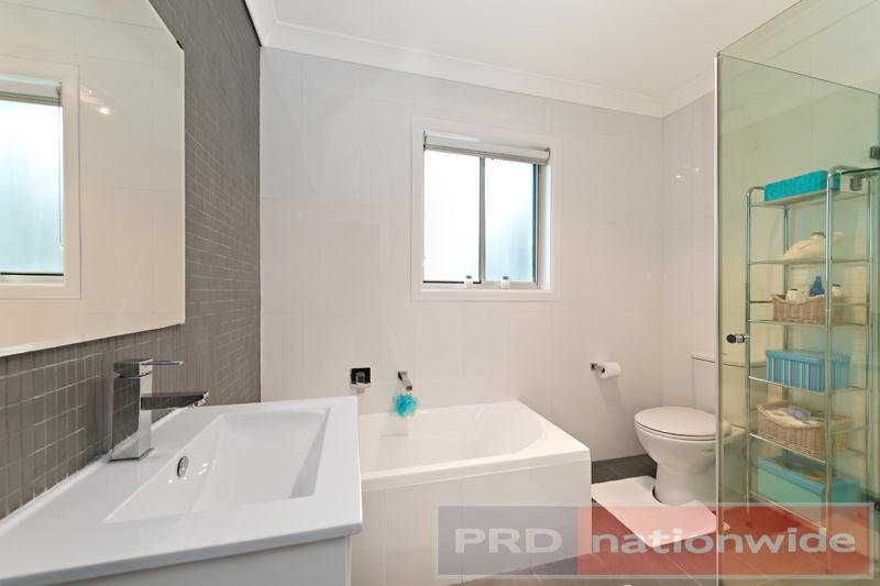 15 Penrose Avenue EAST HILLS 6