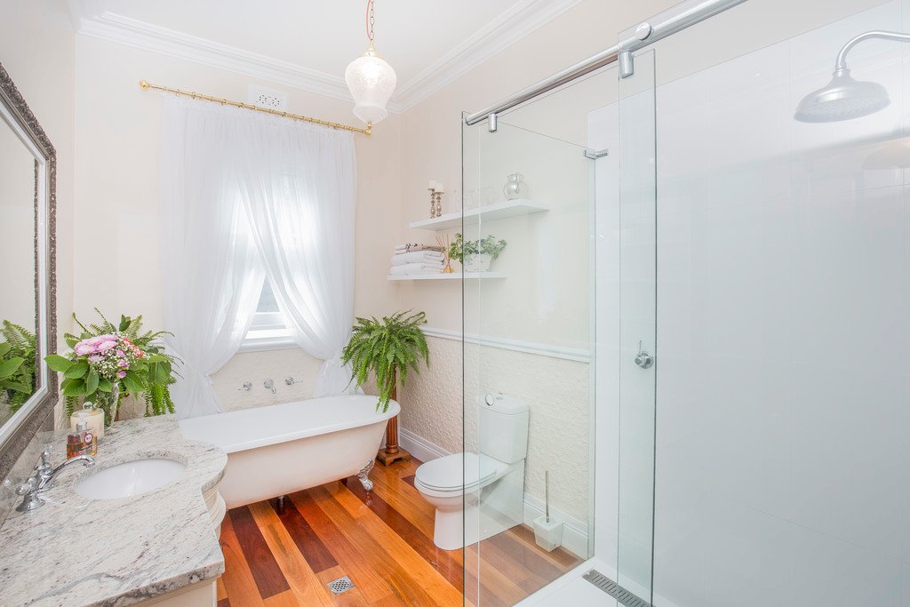 15 Queen Street LORN 18