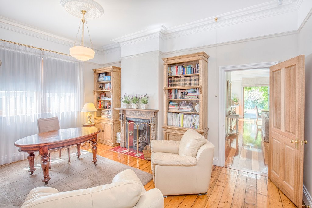 15 Queen Street LORN 19