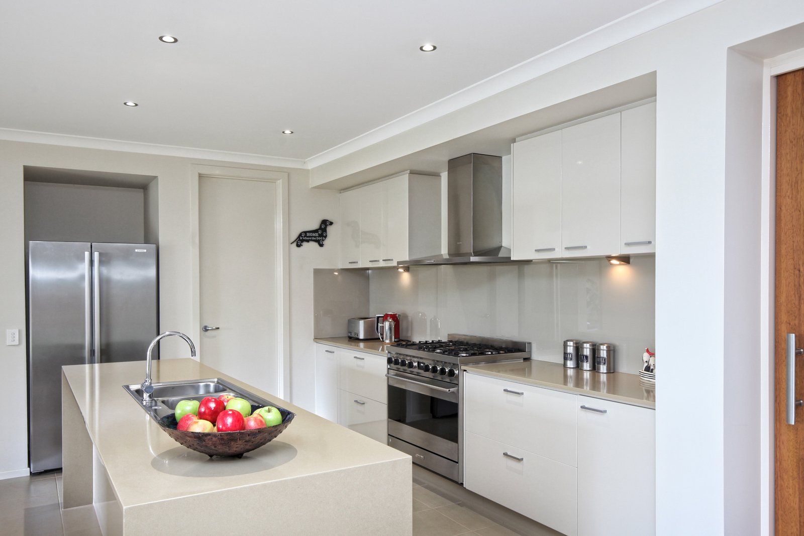 Real Estate and Property in 15 Roxanne Court, Woodend, VIC