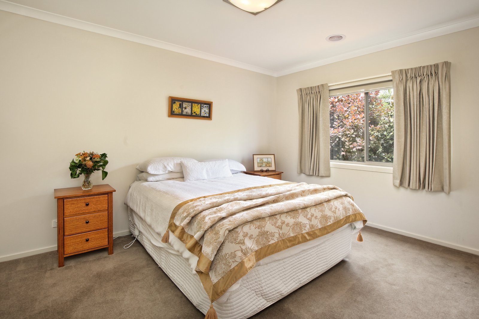 Real Estate and Property in 15 Roxanne Court, Woodend, VIC