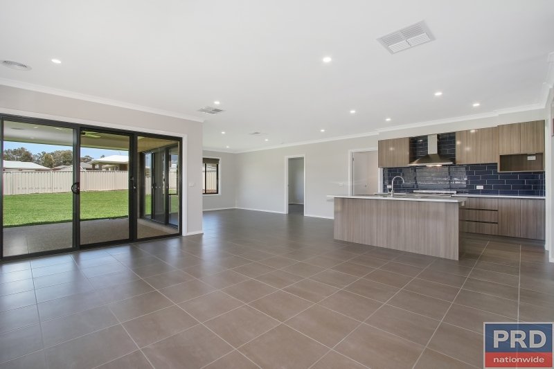 15 Stockman Circuit THURGOONA 2