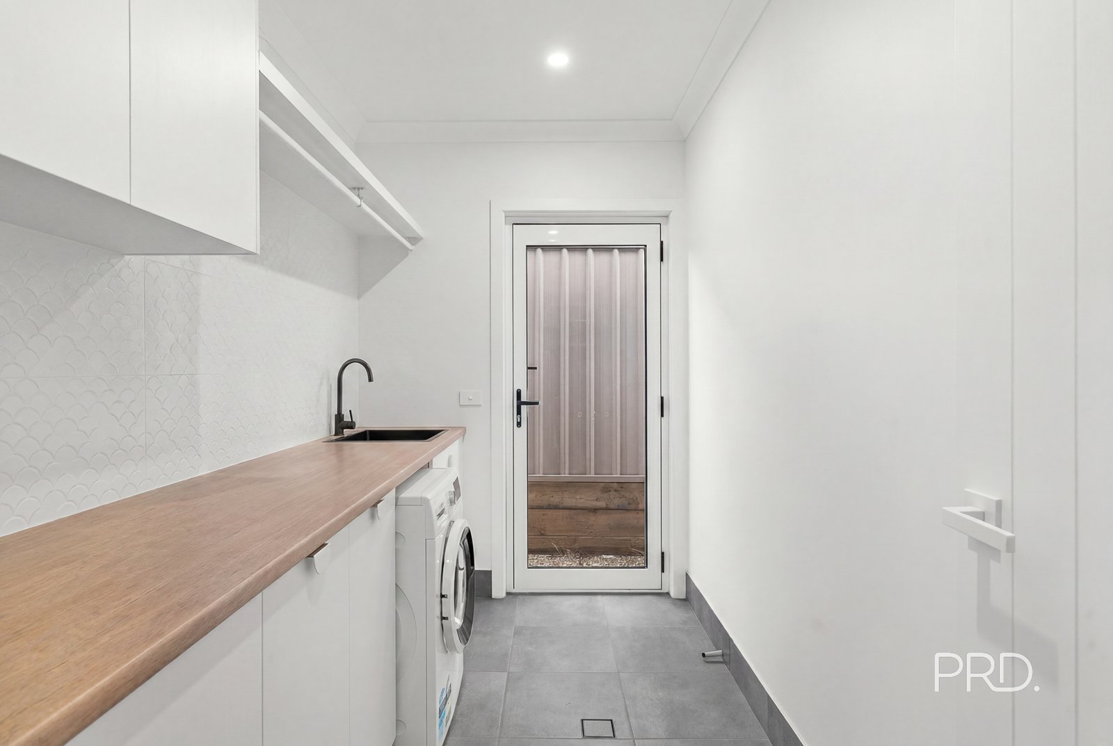 15 Valencia Drive GOBBAGOMBALIN 21