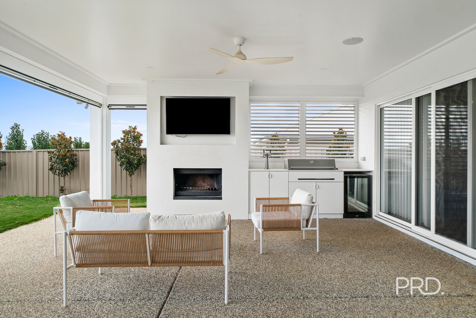 15 Valencia Drive GOBBAGOMBALIN 22