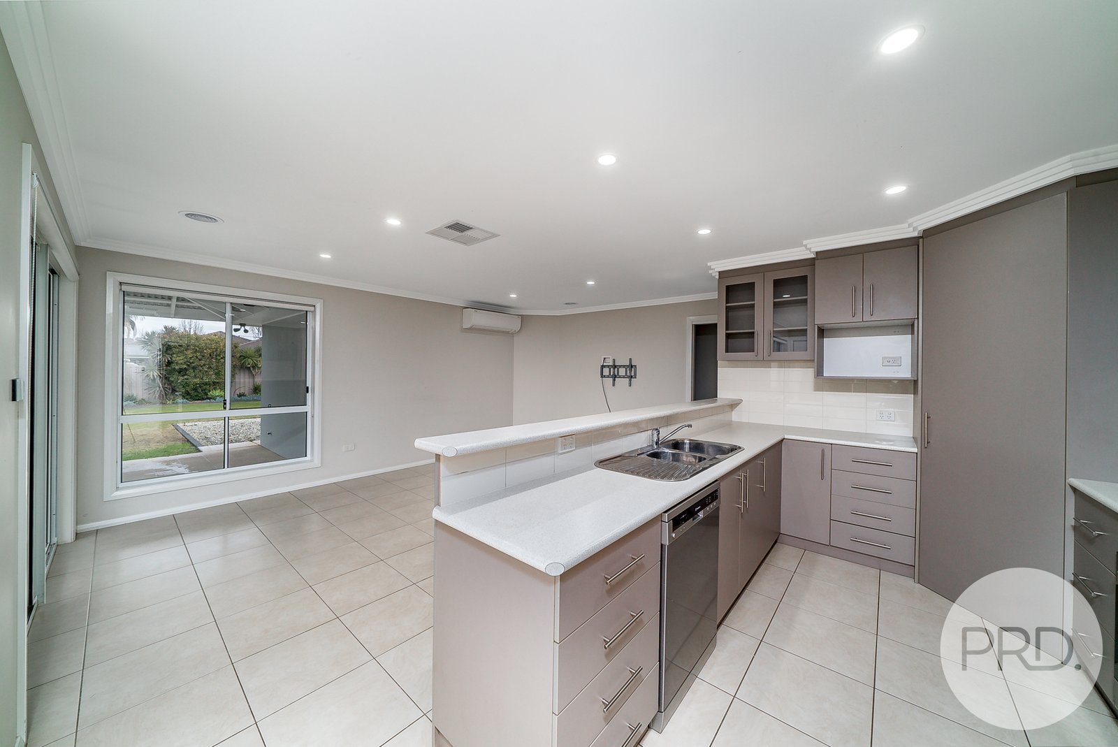 15 Warambee Street GLENFIELD PARK 3