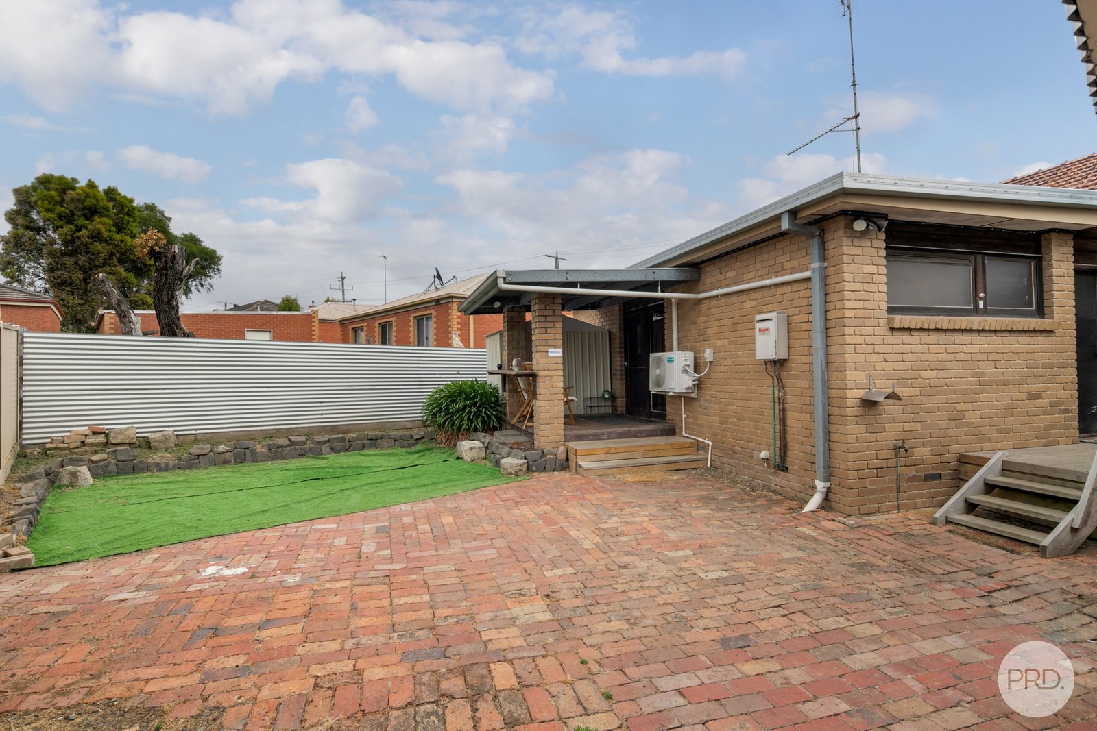 1/5 Whitehorse Road MOUNT CLEAR 9