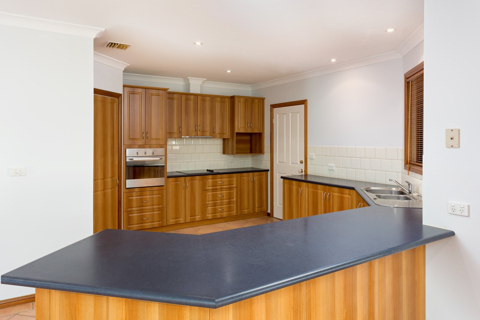 15 Woomera Place GLENFIELD PARK 2