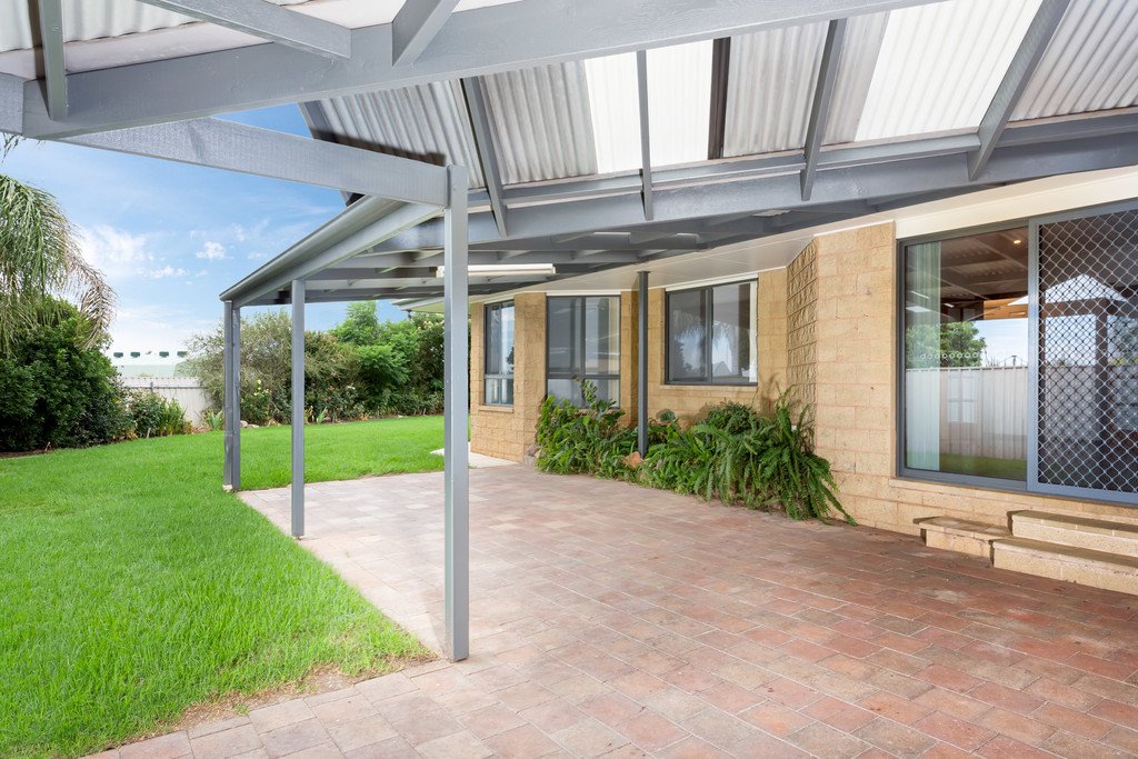 15 Woomera Place GLENFIELD PARK 4