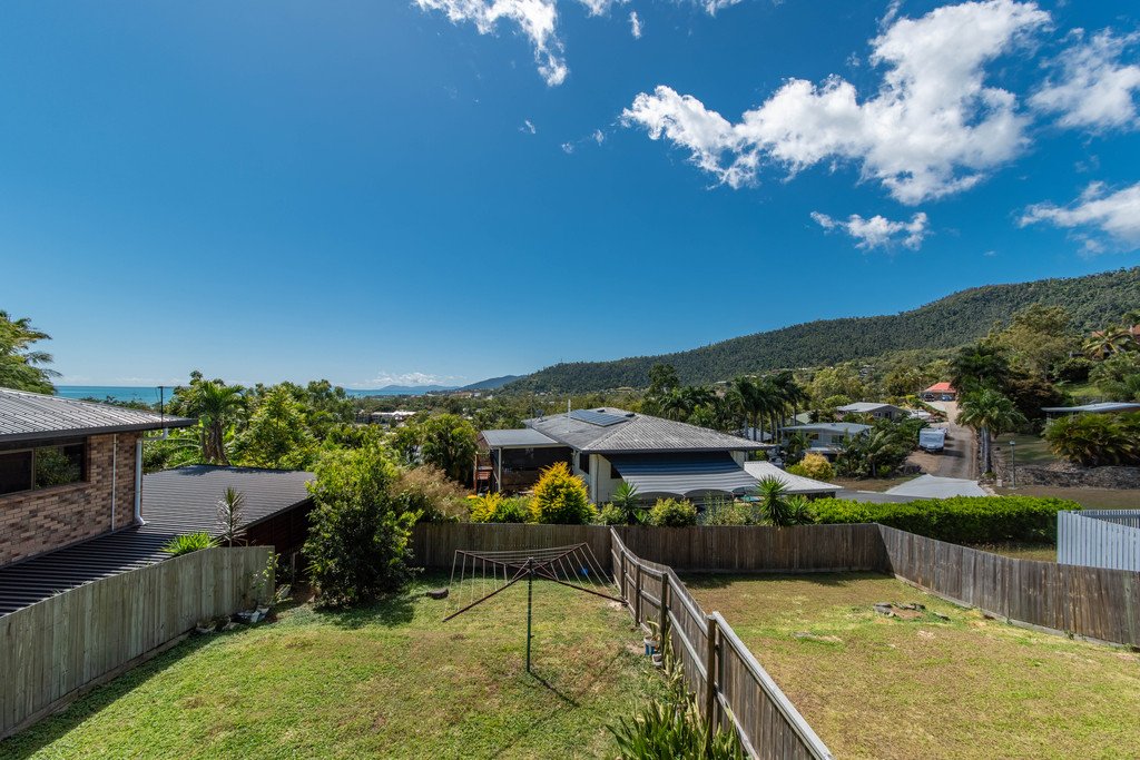15 Woomerah Avenue CANNONVALE 4
