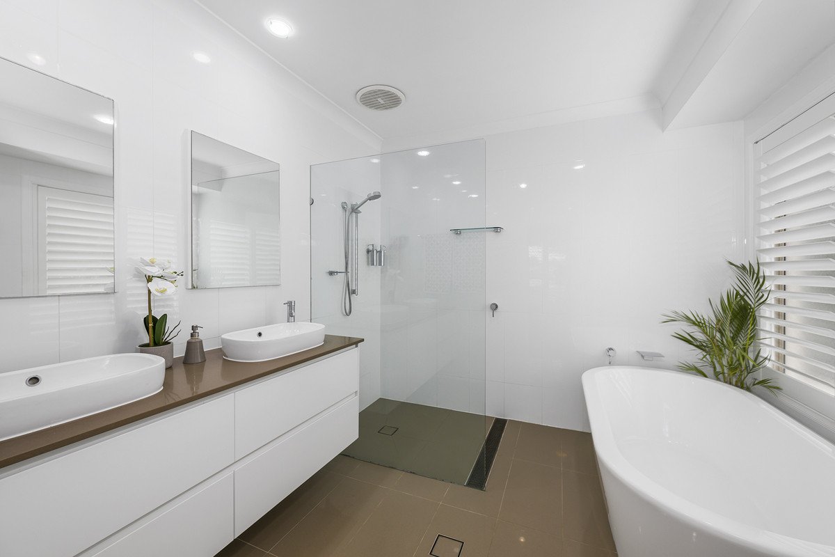 150 Dunlin Drive BURLEIGH WATERS 5