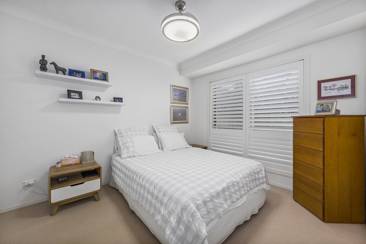 150 Dunlin Drive BURLEIGH WATERS 10