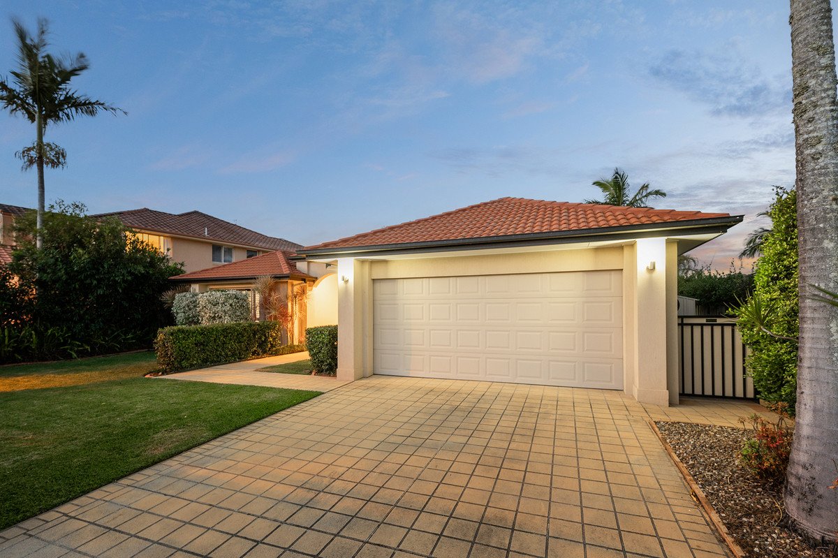 150 Dunlin Drive BURLEIGH WATERS 27
