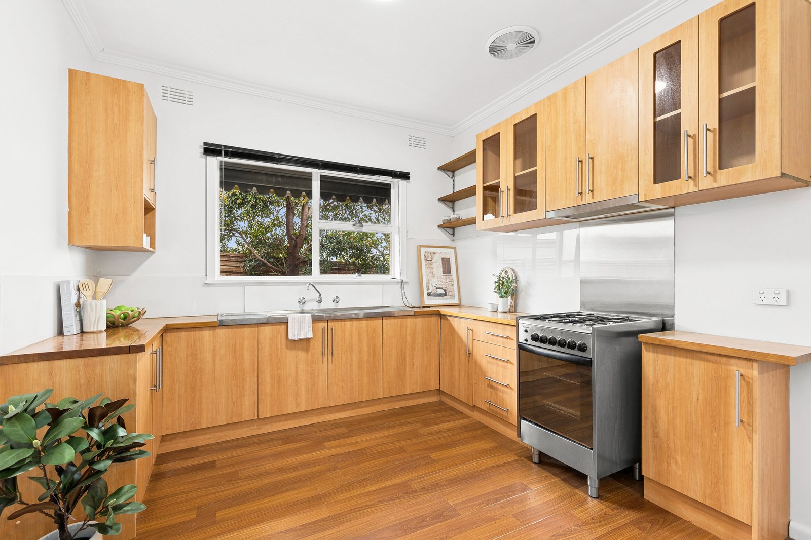 Gallery: 150 Roslyn Road