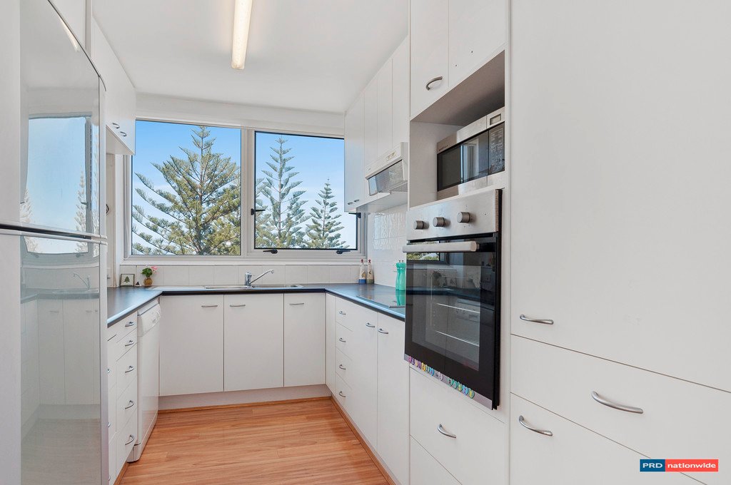 15/100 The Esplanade BURLEIGH HEADS 4