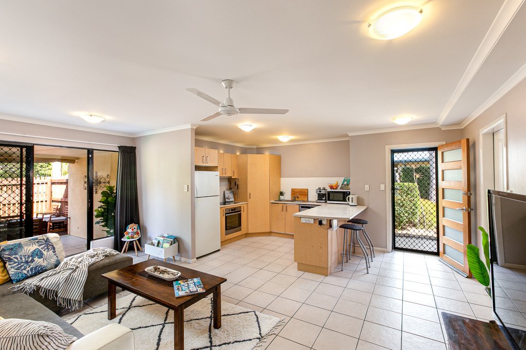 15/16 Beach Road CANNONVALE 2