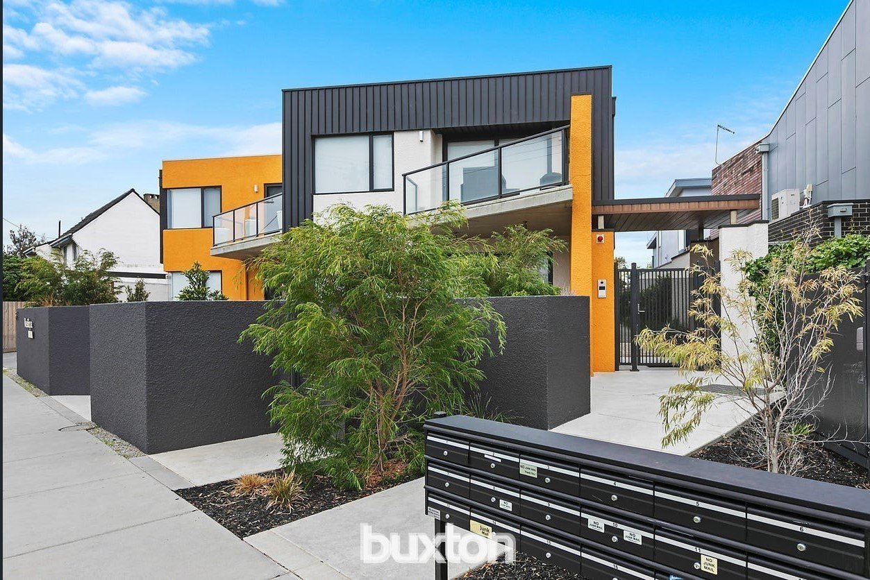 Gallery: 15/167 Beach Road