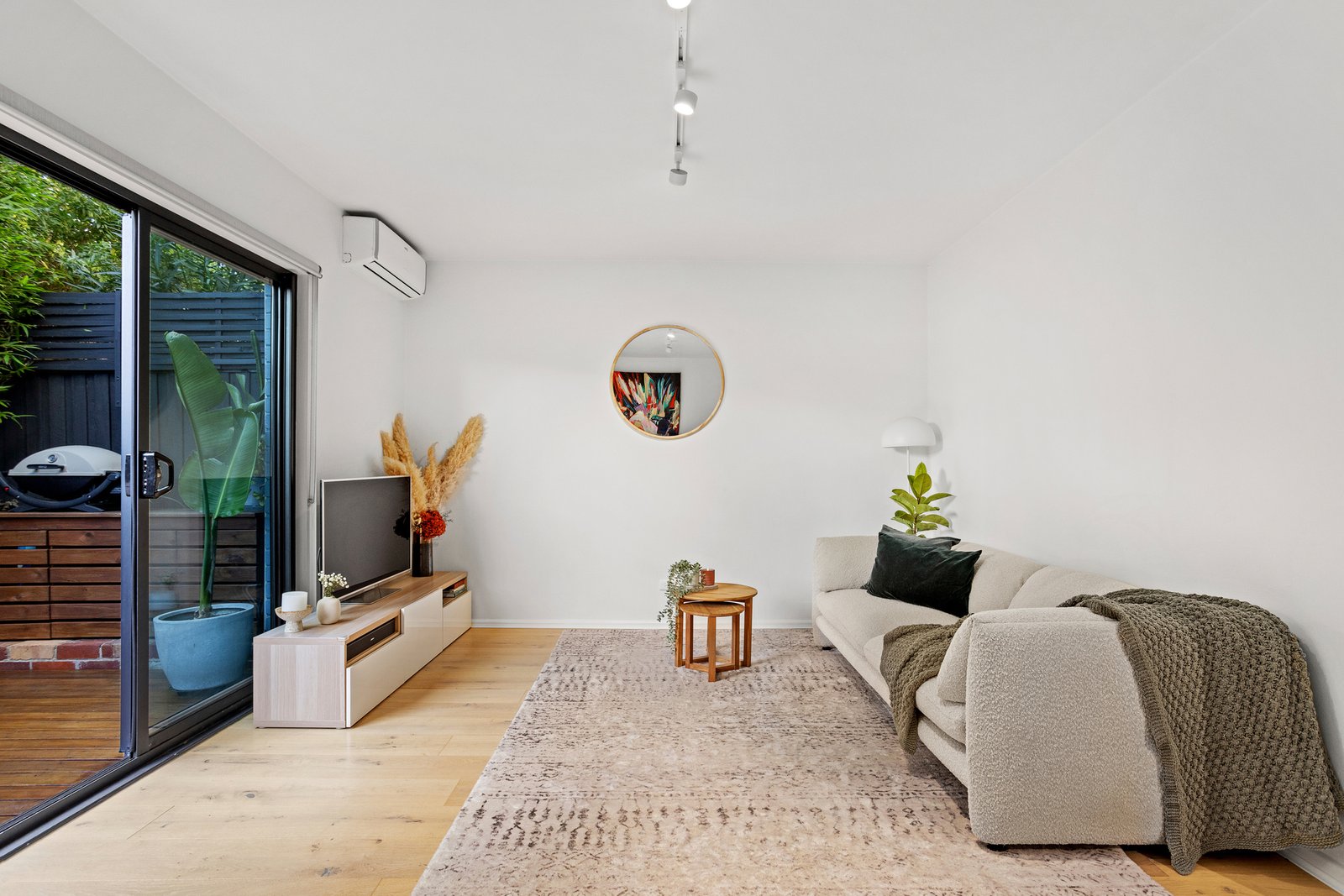 Gallery: 1/52 Hotham Street