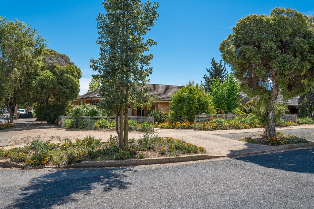 1/52 Raye Street TOLLAND 3