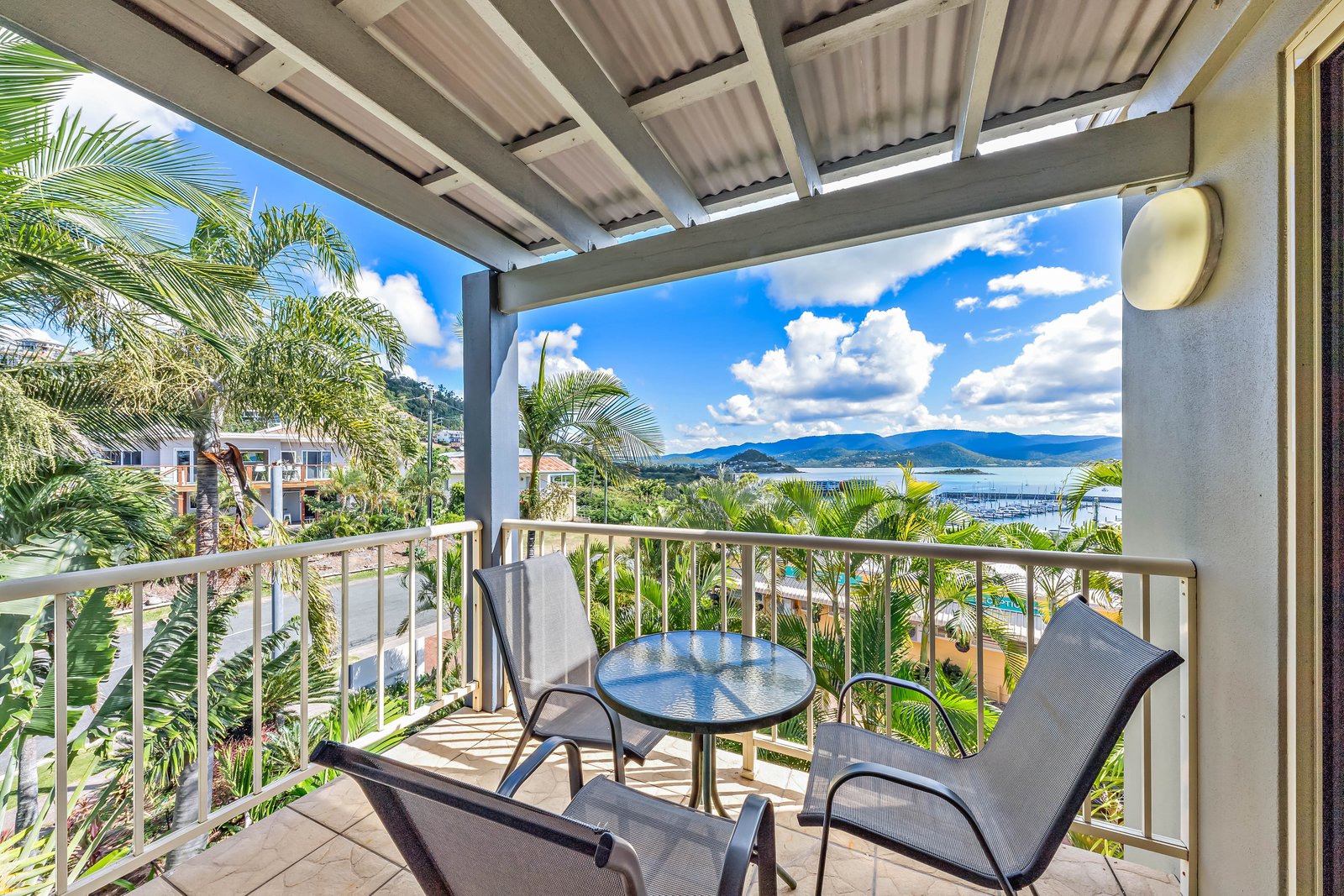 15/22 Airlie Crescent AIRLIE BEACH 2