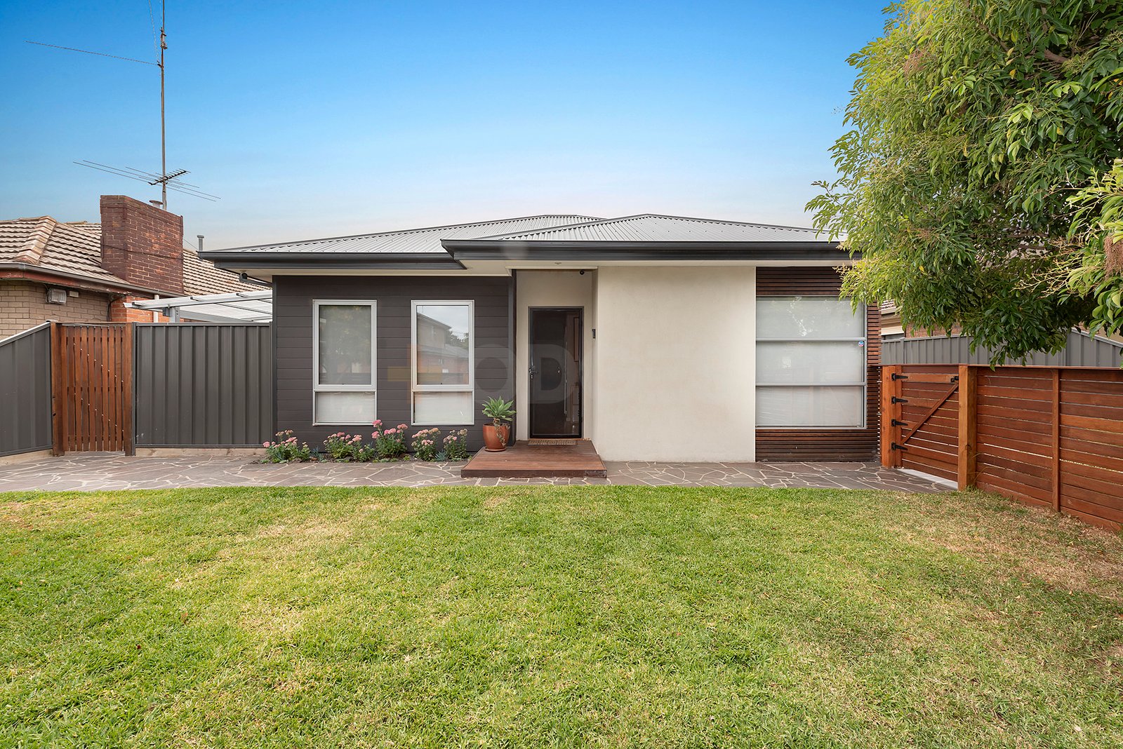 Gallery: 1/56 Eames Avenue