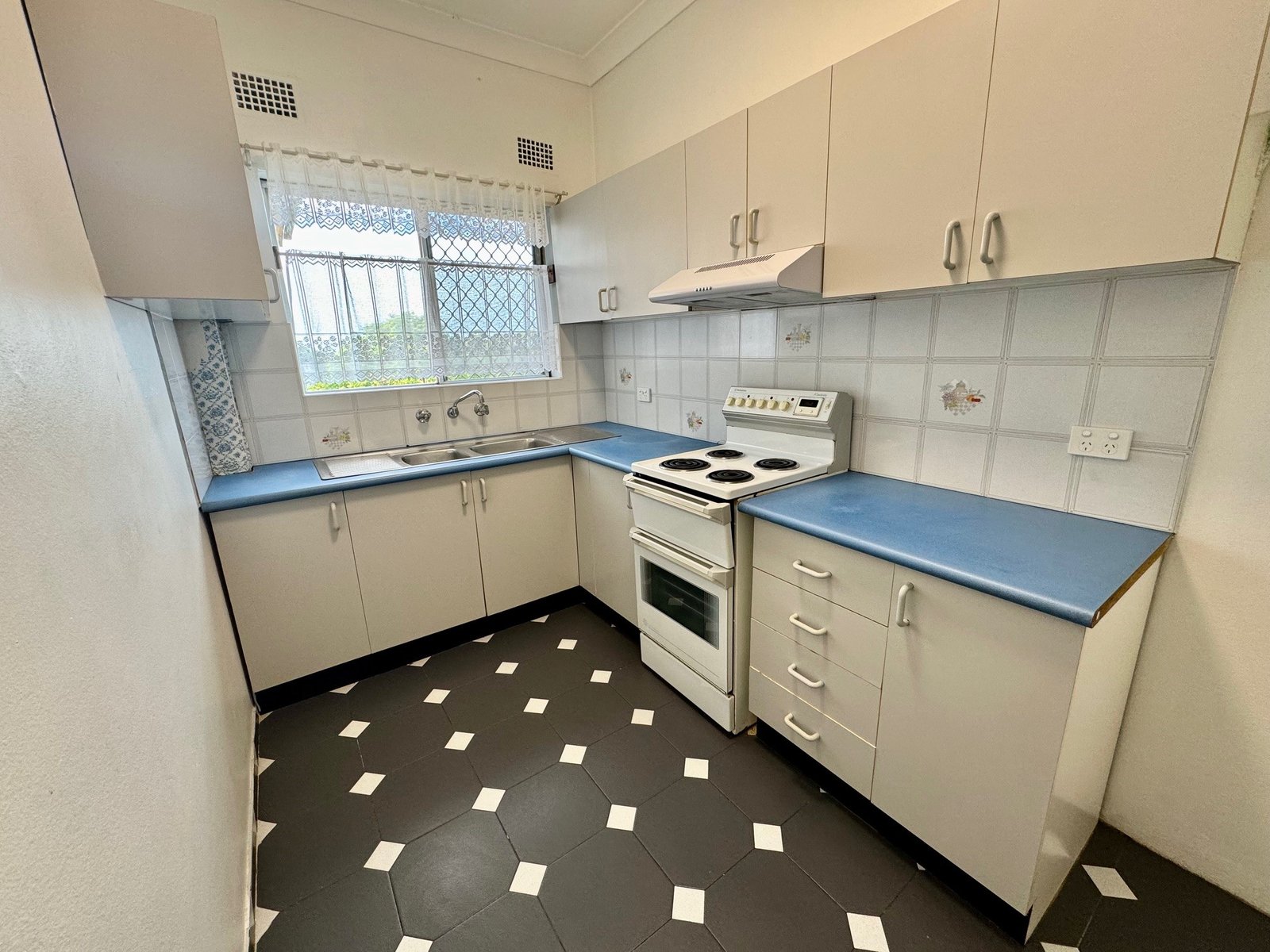 15/78-80 Carlton Pde  CARLTON 3