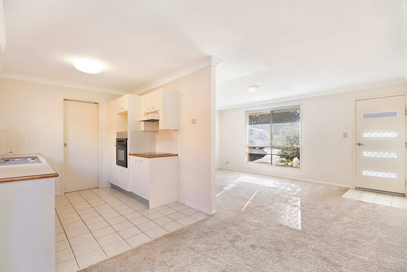1/58 Glen Ayr Drive BANORA POINT 2