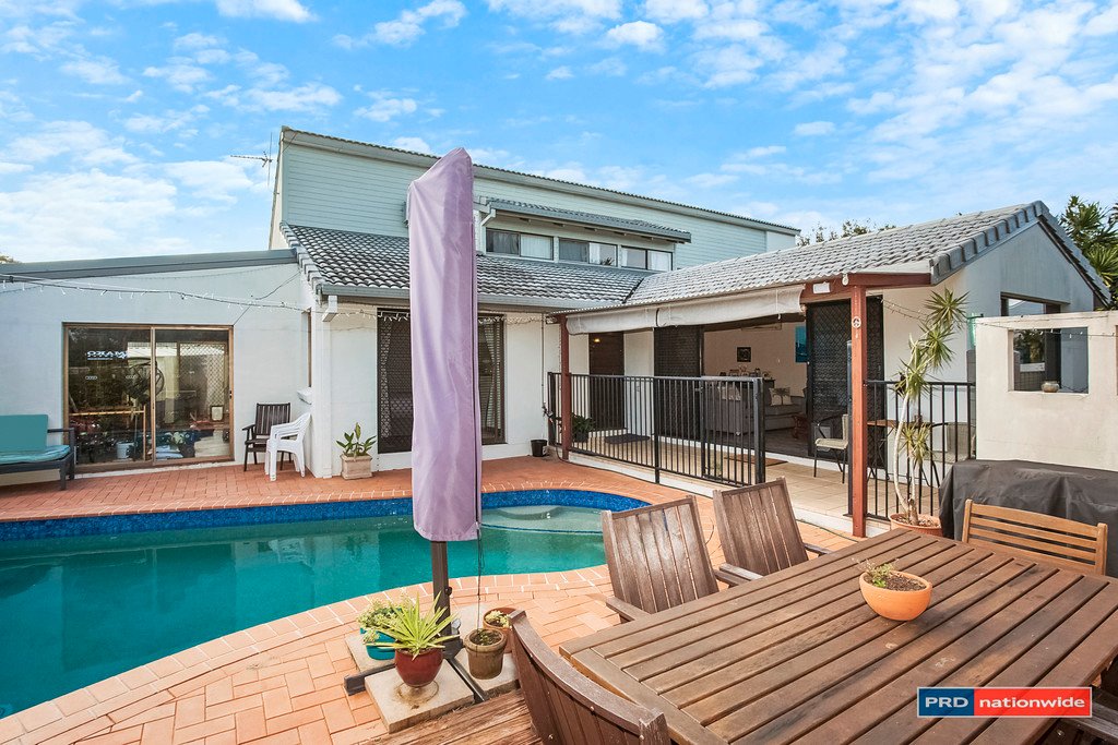 16 Anthony Drive BURLEIGH WATERS 1