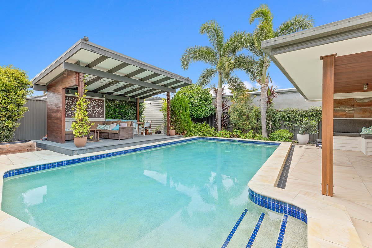 16 Aruma Avenue BURLEIGH WATERS 2