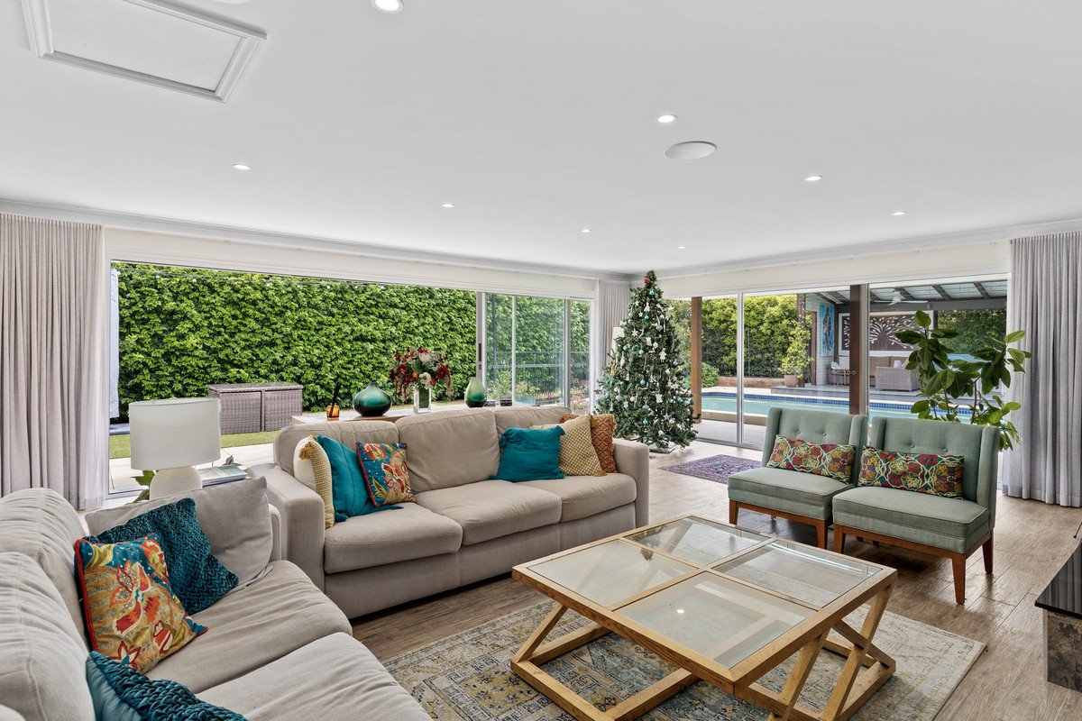 16 Aruma Avenue BURLEIGH WATERS 4