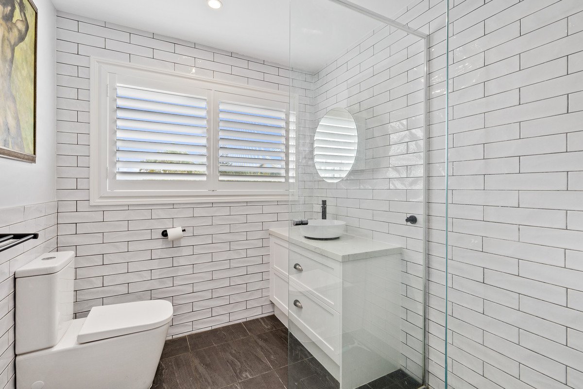 16 Aruma Avenue BURLEIGH WATERS 12