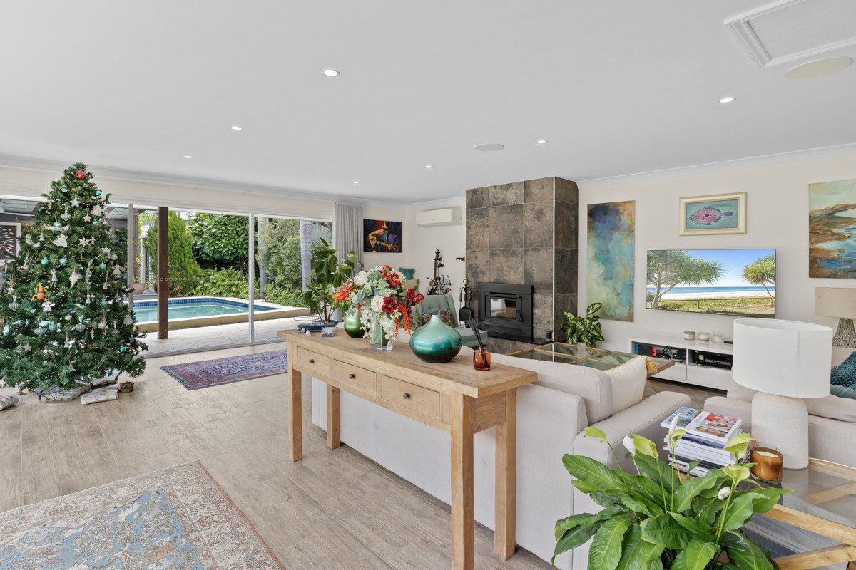 16 Aruma Avenue BURLEIGH WATERS 15