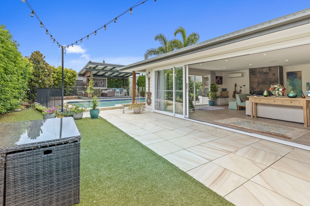 16 Aruma Avenue BURLEIGH WATERS 16