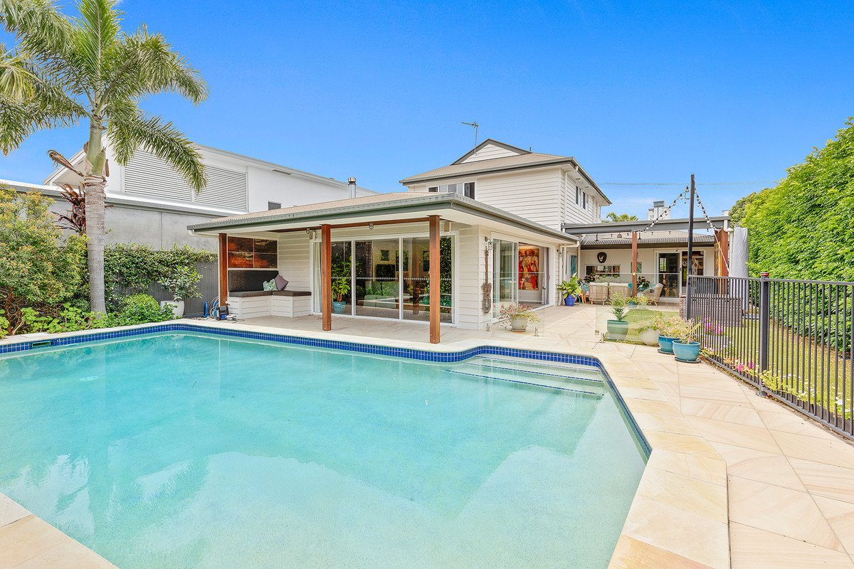 16 Aruma Avenue BURLEIGH WATERS 17