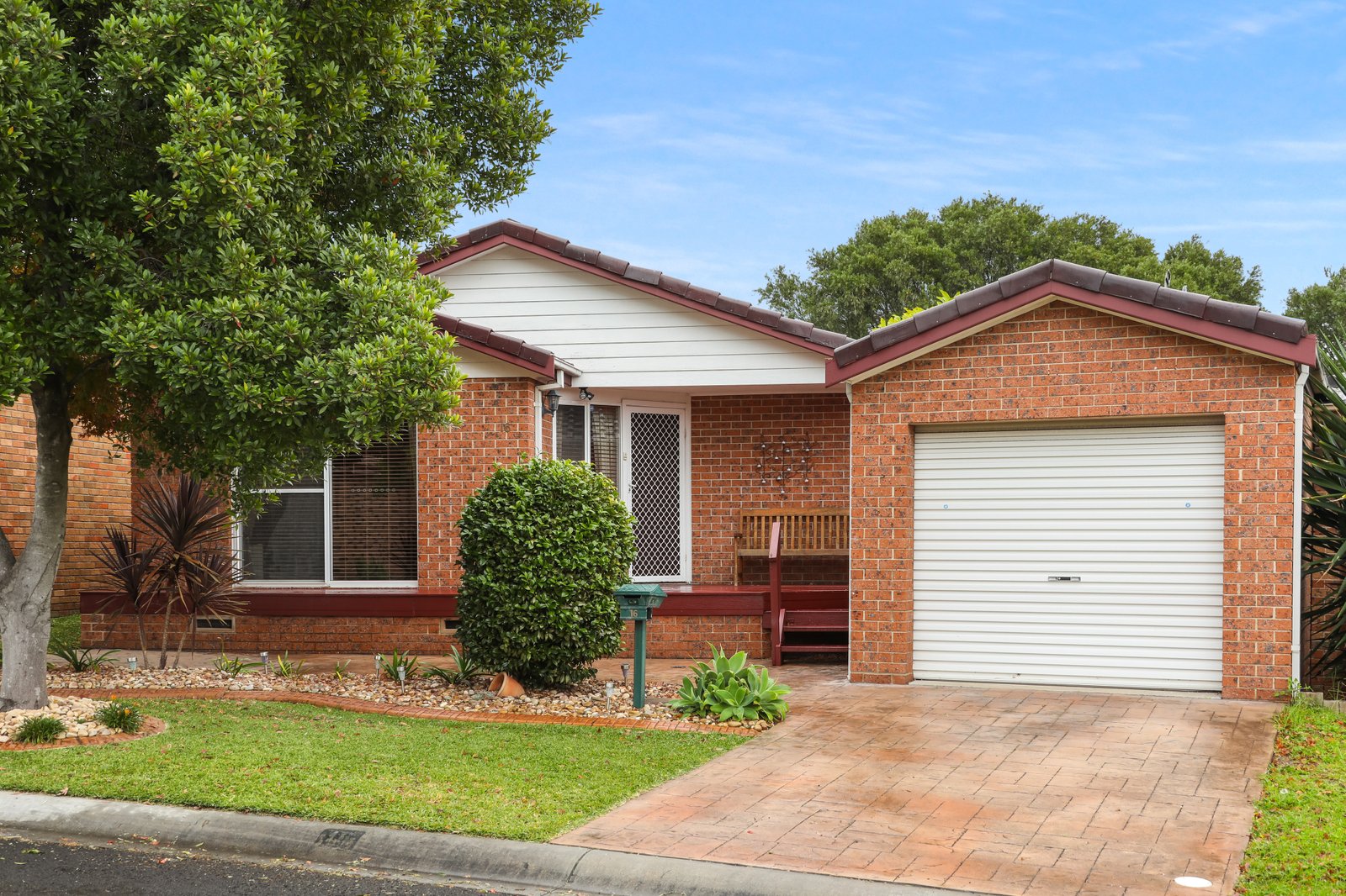 16 Ashmore Crescent KANAHOOKA 1