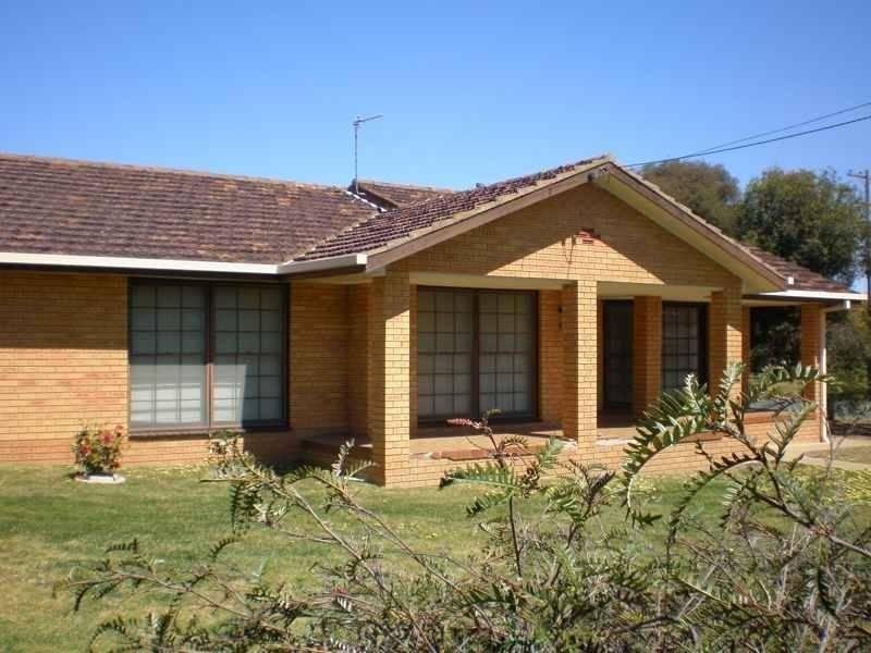 16 Avon Avenue LAKE ALBERT 1