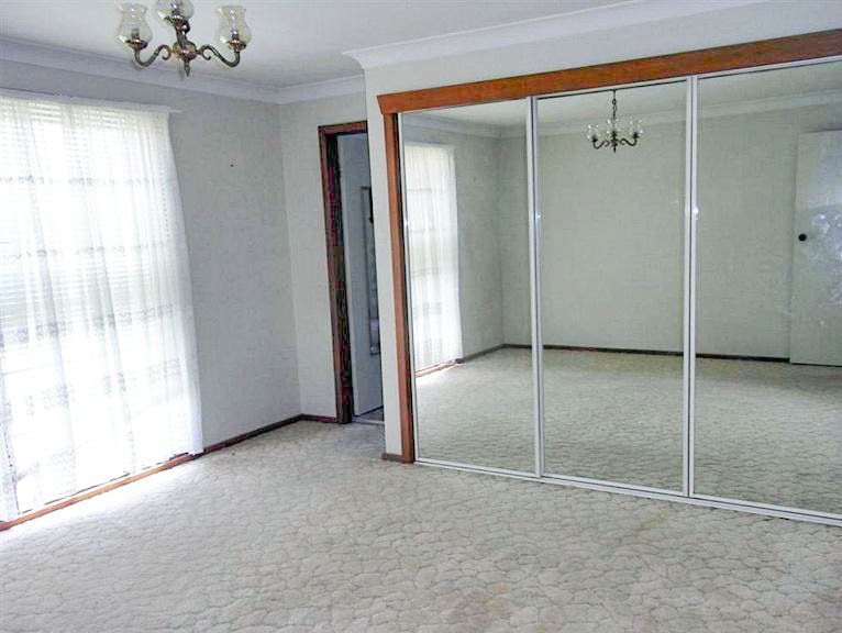 16 Avon Avenue LAKE ALBERT 4