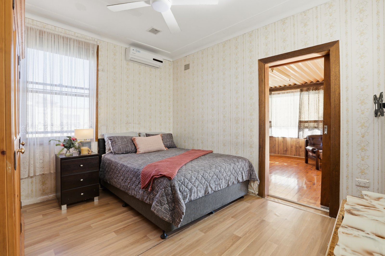 16 Barnes Street BERKELEY 6