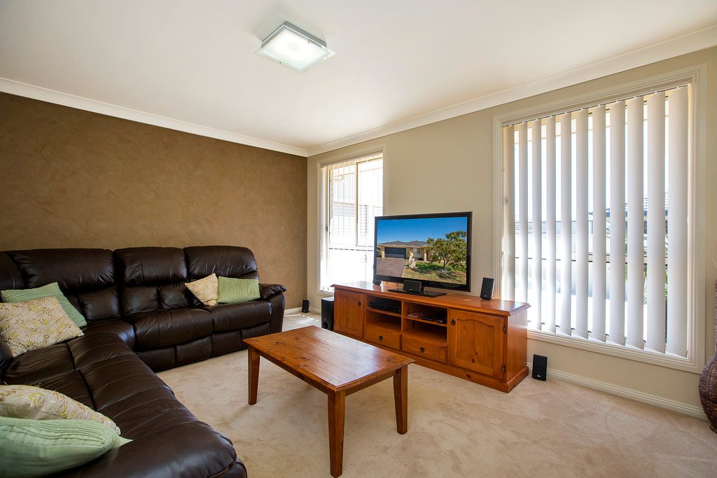 16 Bowman Drive TAMWORTH 4