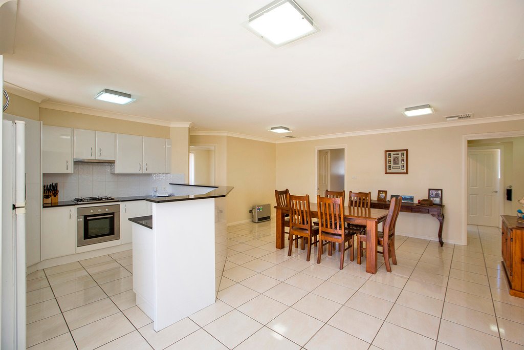 16 Bowman Drive TAMWORTH 5