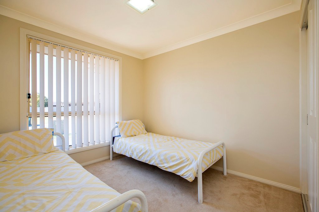 16 Bowman Drive TAMWORTH 11