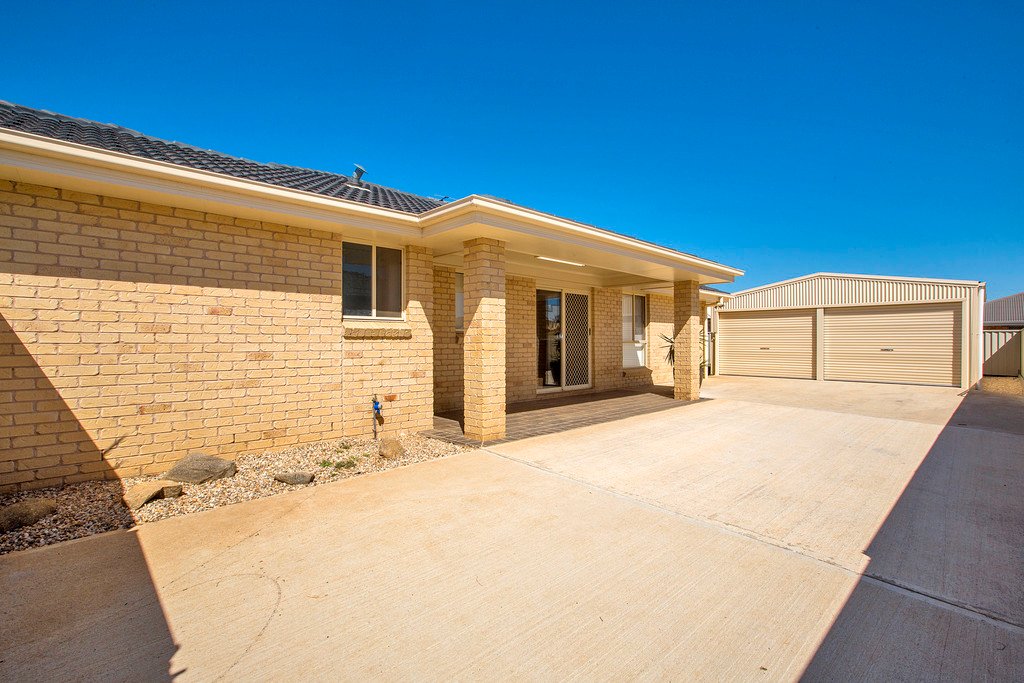 16 Bowman Drive TAMWORTH 12