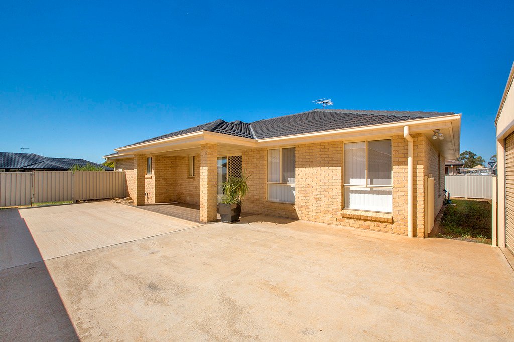 16 Bowman Drive TAMWORTH 13