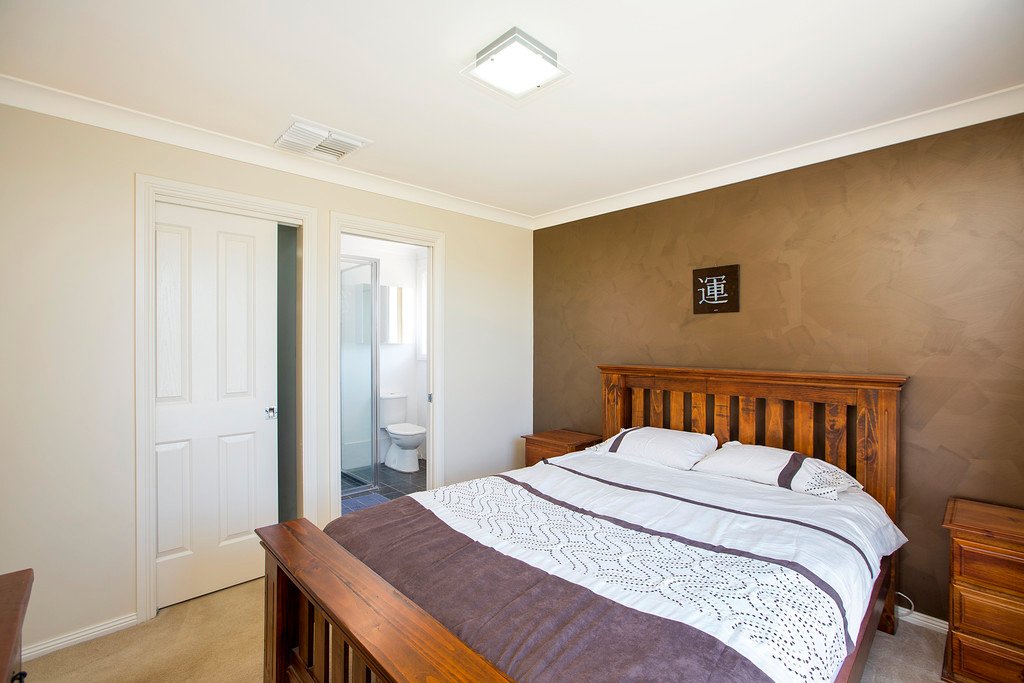 16 Bowman Drive TAMWORTH 14